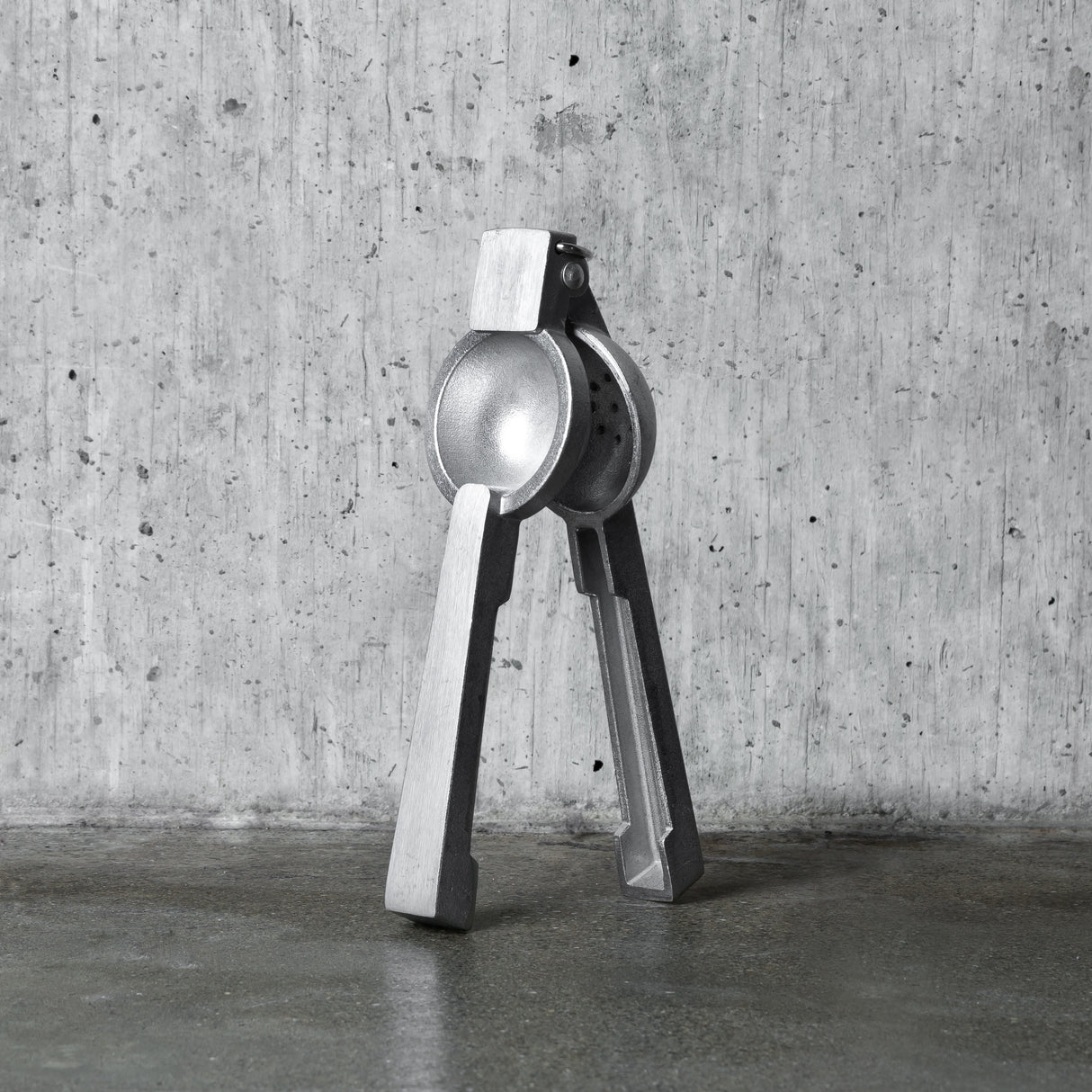 Viski Professional Citrus Juicer in Silver