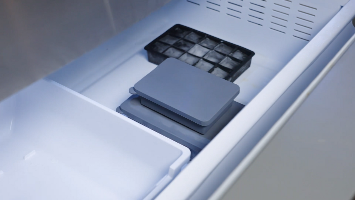 Glacier Whiskey Ice Cube Tray with Lid in Grey